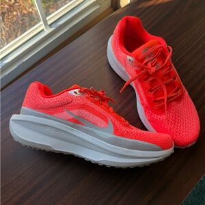 Women’s Nike bright coral tennis shoes